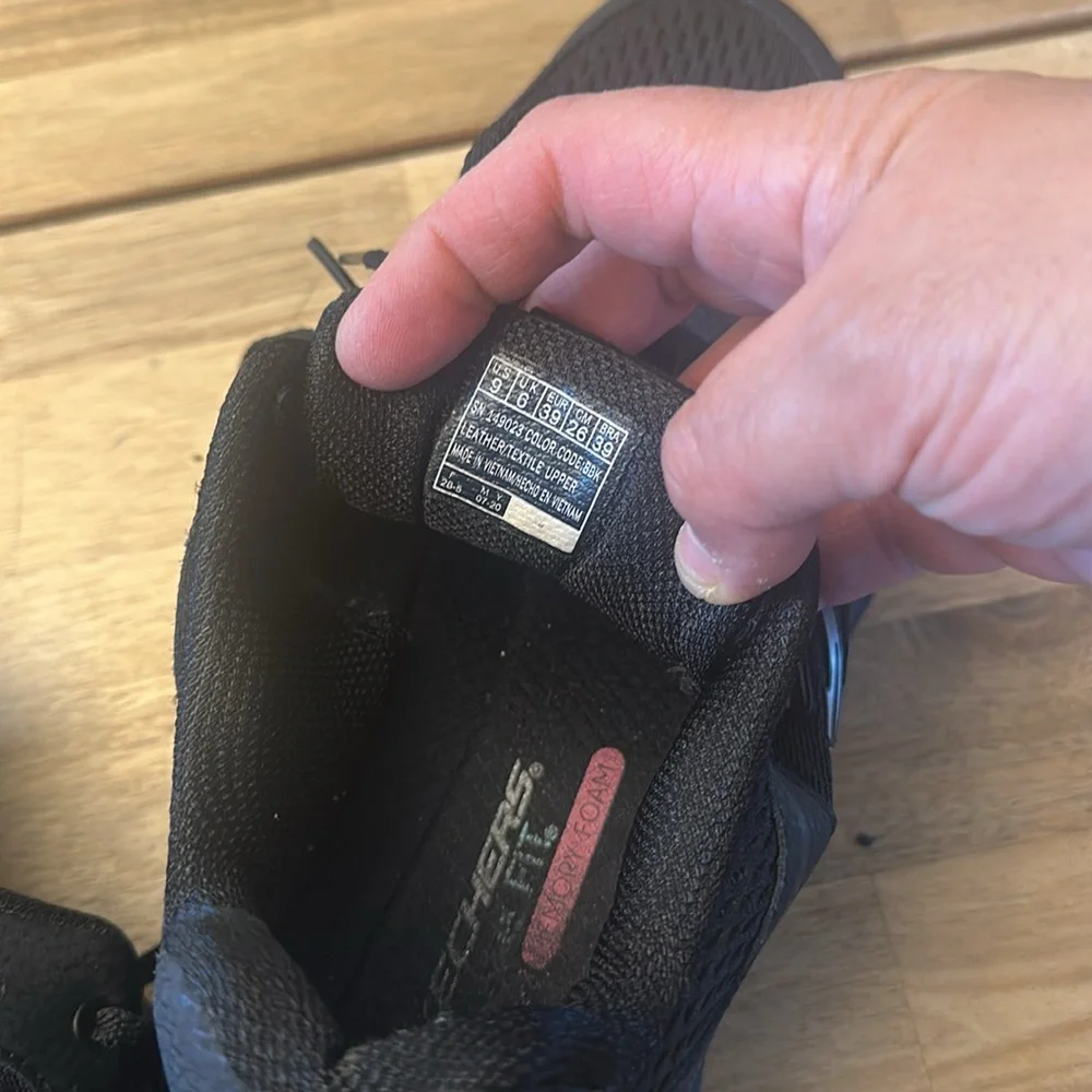 SKECHERS D’LUX WALKER SNEAKERS